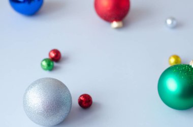 Çok renkli ve farklı boyutları Noel topları gri bir arka plan üzerinde Noel ağacı üzerinde.