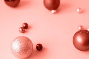 Bir sürü Noel topları mercan renk. Renk 2019.