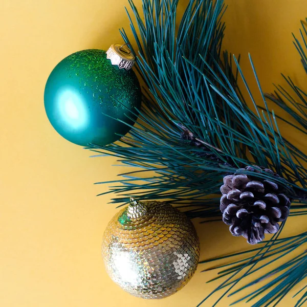 Composición Navideña Con Árbol Navidad Juguetes Sobre Fondo Naranja —  Fotos de Stock