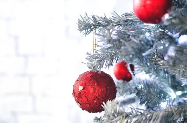 Beyaz duvar yakınındaki oyuncaklar ile Noel ağacı parçası. Metin için bir yer.