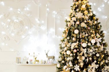 Sıcak bir atmosferde, evde büyük bir ağaç. Bir sürü yanıp sönen ışık.