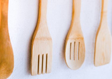 Tahta kaşık ve çatal duvara asmak. Mutfak aksesuarları.