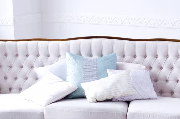 Belo Sofá Com Travesseiros Quarto Brilhante Interior Elegante — Fotografia de Stock