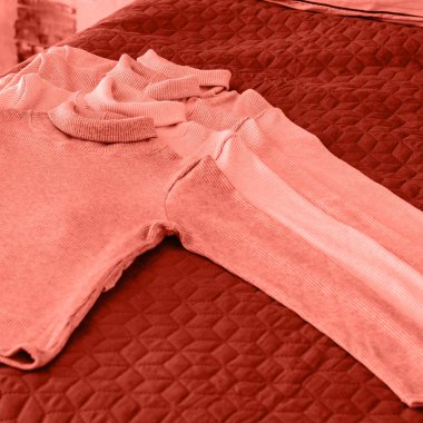 Birçok Kazak bir yatakta yalan. Moda renk fotoğraf yaşam mercan olduğunu.