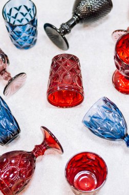 Gri beton zemin üzerine birçok dokusal gözlük. Gözlük farklı renkler ve şekiller.