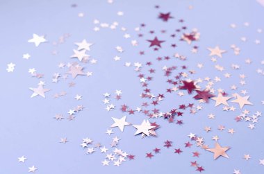 Parlayan gümüş yıldız mavi bir arka plan üzerinde irili ufaklı bir sürü.