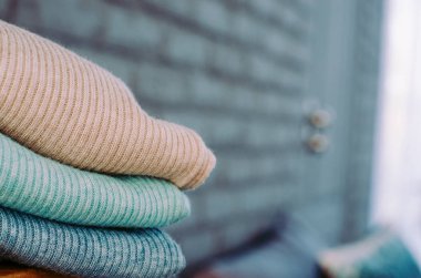 Hatta bir yığın çok renkli pastel sıcak kazak masaya yatıyor.