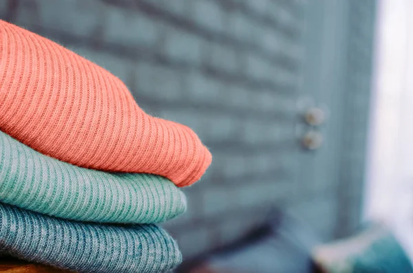 Sıcak kaşmir kazak mercan renkli bir yığın. Mercan rengi 2019 rengidir