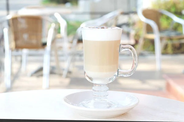 Cafe Teras Musim Panas Yang Cerah Dengan Latte Dalam Gelas — Stok Foto