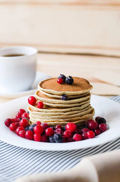 Een Stapel Pannenkoeken Met Bessen Een Witte Plaat Buurt Van — Stockfoto