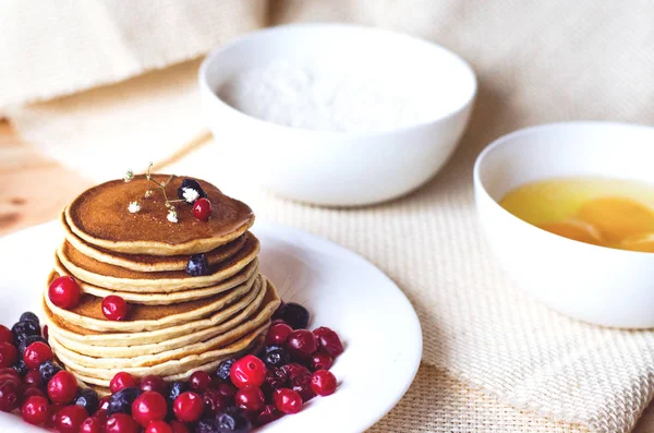 Een Stapel Pannenkoeken Met Bessen Een Witte Plaat Buurt Van — Stockfoto