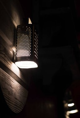 Karanlık bir odada bir lamba şeklinde mutfak rende. Yaratıcı tasarım.