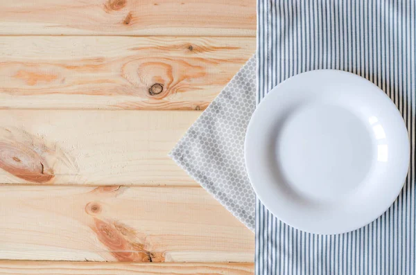 Lege Plaat Voor Gerechten Een Houten Achtergrond Een Plek Voor — Stockfoto