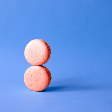 8 numaralı taklit iki acıbadem kurabiyesi Mercan rengi. Mercan rengi 2019 rengidir. 8 Mart Kadınlar günü.