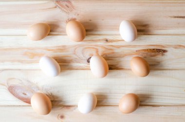 Tavuk yumurtası düz ahşap arka plan üzerinde bir sürü.