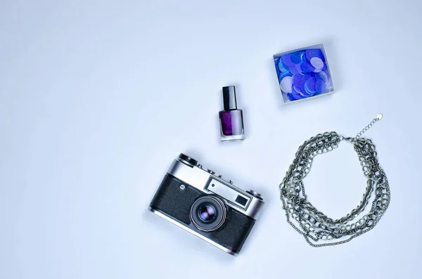 Fletley de esmalte de uñas, collar, confeti y cámara . —  Fotos de Stock