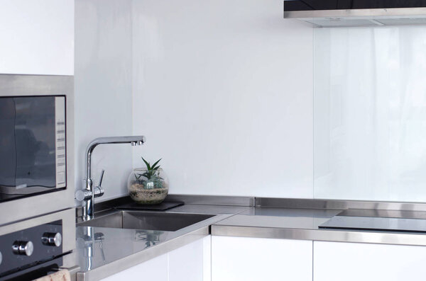 Светлая и просторная модная кухня с новой бытовой техникой
.