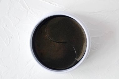 Gözlerin altında jel yamalar ile Kavanoz. 