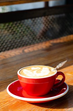 Kırmızı fincan cappuccino ile.