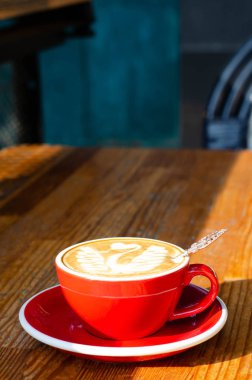 Kırmızı fincan cappuccino ile.