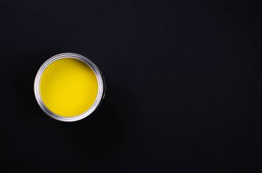 Siyah arka plan üzerinde sarı boya ile Banka.