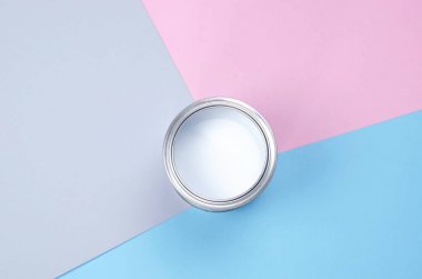 Pembe-mavi arka plan üzerinde beyaz boya ile açık olabilir.