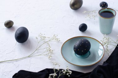 Beyaz bir arka plan üzerinde siyah yumurta Paskalya düz yatırın.