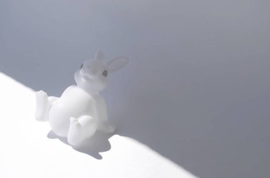 Beyaz arka planda minimalist kauçuk oyuncak tavşan.