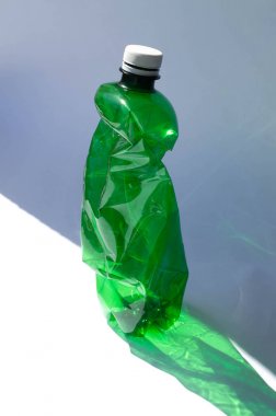Sert gölgeli plastik yeşil şişe.