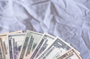 Dolar notları gri kumaş arka plan üzerinde fan.