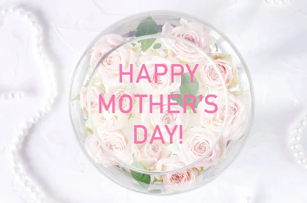 Anneler günü tebrik ve küçük güller ile tebrik kartı. — Stok fotoğraf