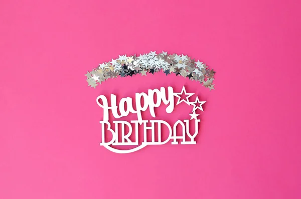 Cumpleaños plano sobre un fondo rosa con estrellas brillantes . —  Fotos de Stock