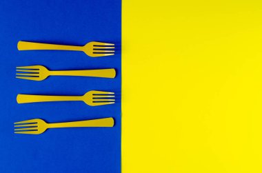 Kare şeklinde sıralanmış plastik renkli çatallar.