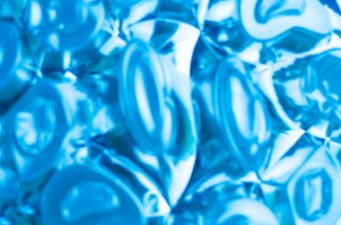 Metalik parlaklığa sahip soyut neon mavisi arka plan.