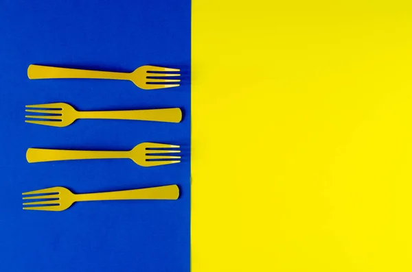 Plastic colored forks lined up in the shape of a square. — Stock Photo, Image