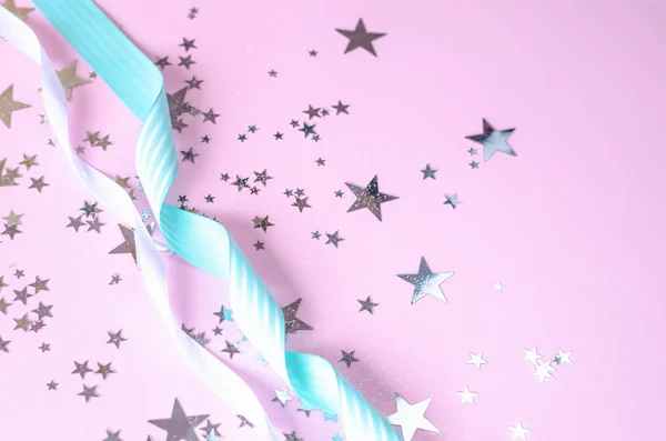Rosa festlig bakgrund med stjärnor och band. — Stockfoto
