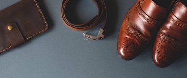 Gri bir arka plan üzerinde Web banner erkek aksesuarları.