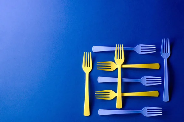Kunststof gekleurde vorken in de vorm van een vierkant. — Stockfoto