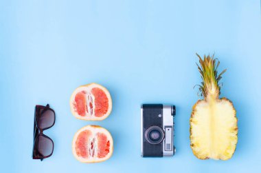 Parlak yaz düz mavi arka planda yatıyordu.