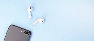 Akıllı telefon ve kablosuz kulaklıkla site için banner. 