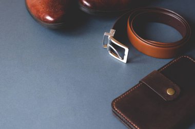 Gri şık bir arka plan üzerinde erkek aksesuarları ile düz yatıyordu.