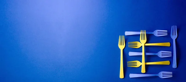 Plastic colored forks lined up in the shape of a square. — Stock Photo, Image