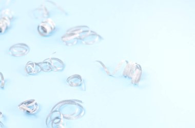 Gümüş spiraller ile şenlikli mavi arka plan.