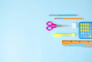 Mavi arka planda çeşitli ileti örneğinden düz.