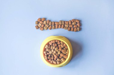 Köpek mamasıyla orijinal bir şekilde beslenin.