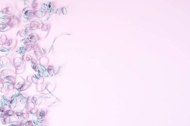 Gümüş bukleler ve metin için alan ile pembe arka plan.