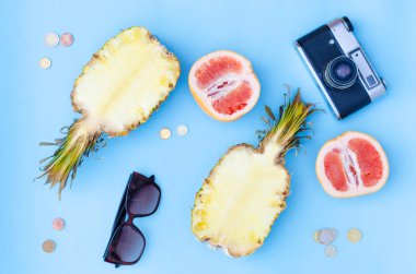 Parlak yaz düz mavi arka planda yatıyordu.