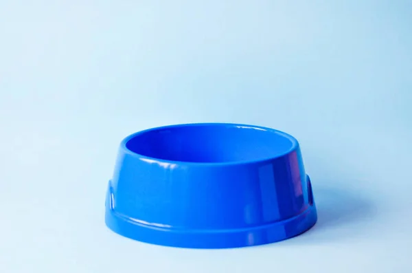 파란색 배경에 빈 애완 동물 파란색 그릇 하나. — 스톡 사진
