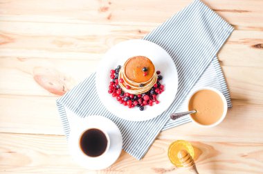 Krep, bal, fıstık ezmesi ve kahve ile düz yatıyordu.