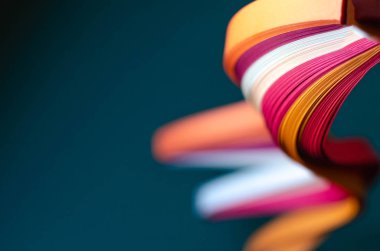 Turuncu, bordo ve beyaz çizgili soyut yeşil arka plan.